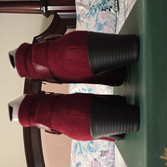 New Women's Wine Clarks Booties with Side Zip, Braid and Buckle. Size 8.5 medium - Picture 6 of 7